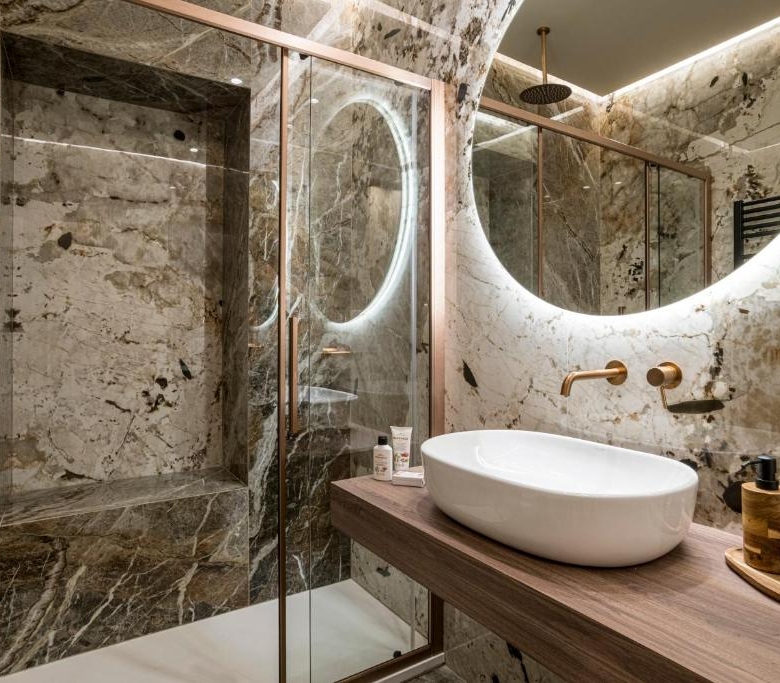 Bagno di lusso con doccia in marmo