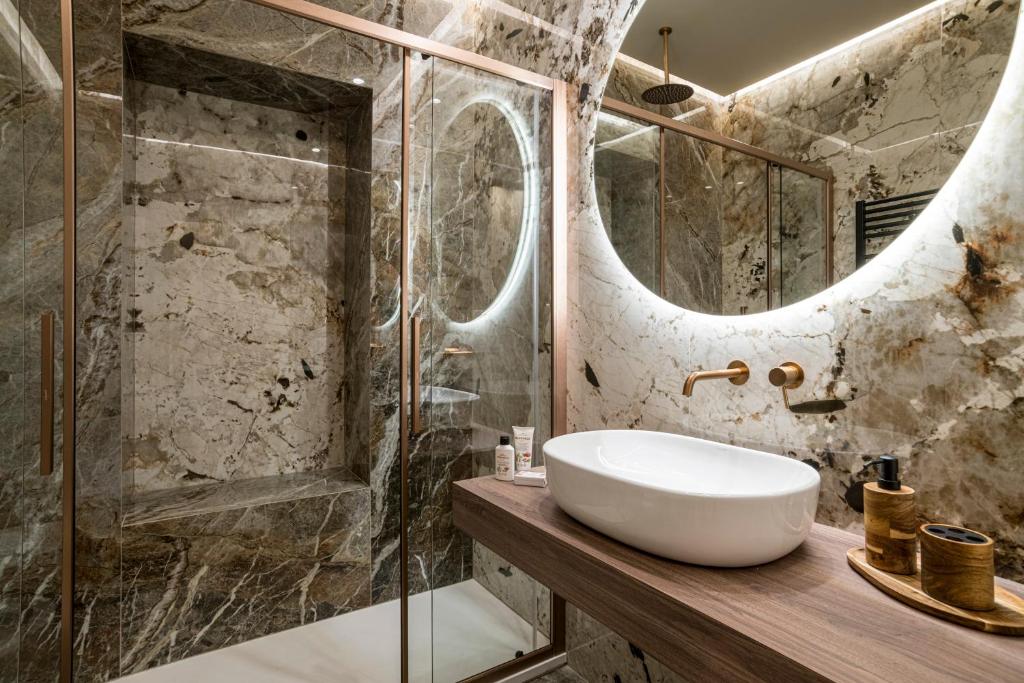 Bagno di lusso con doccia in marmo Bagno di lusso con doccia in marmo