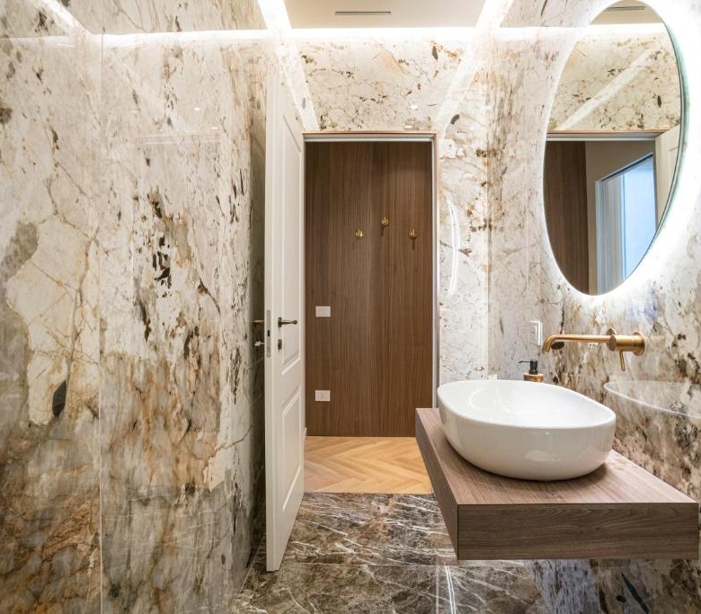 Bagno di lusso in marmo