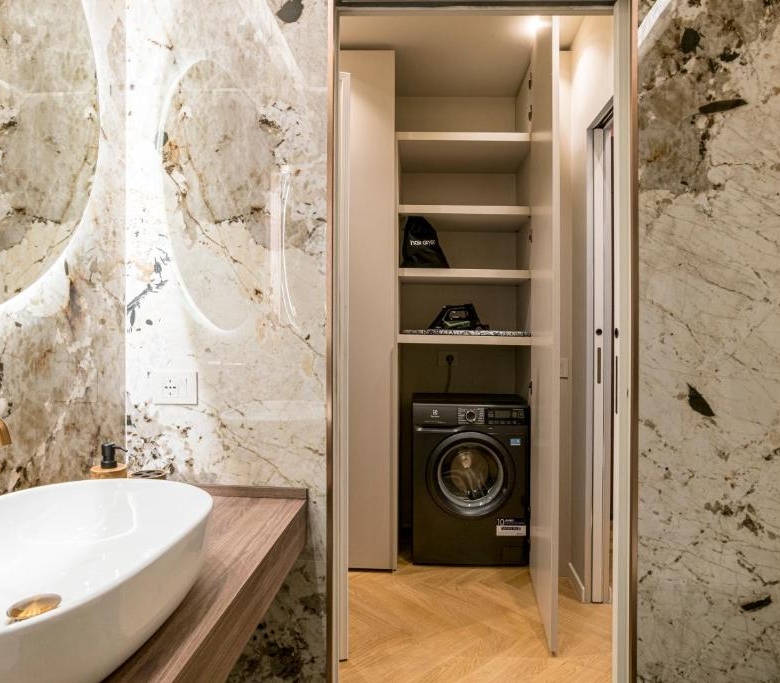 Bagno in marmo con zona lavanderia