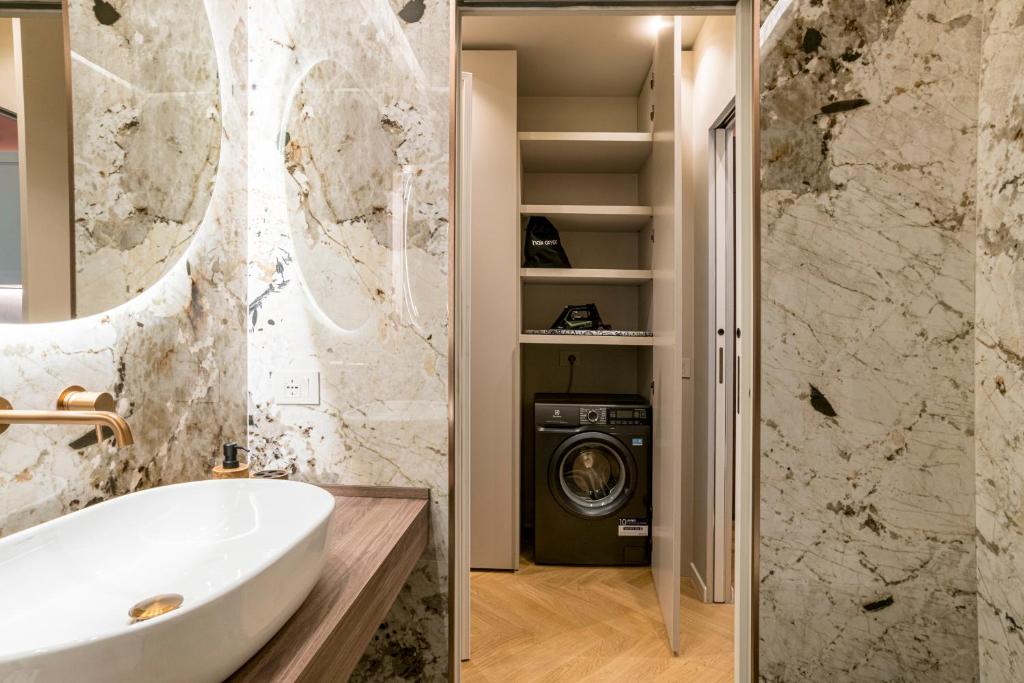 Bagno in marmo con zona lavanderia Bagno in marmo con zona lavanderia
