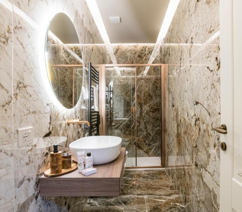 Bagno moderno con doccia in marmo