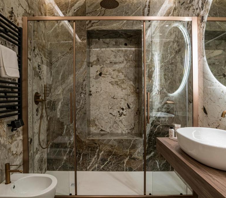 Bagno moderno in marmo con ampia doccia
