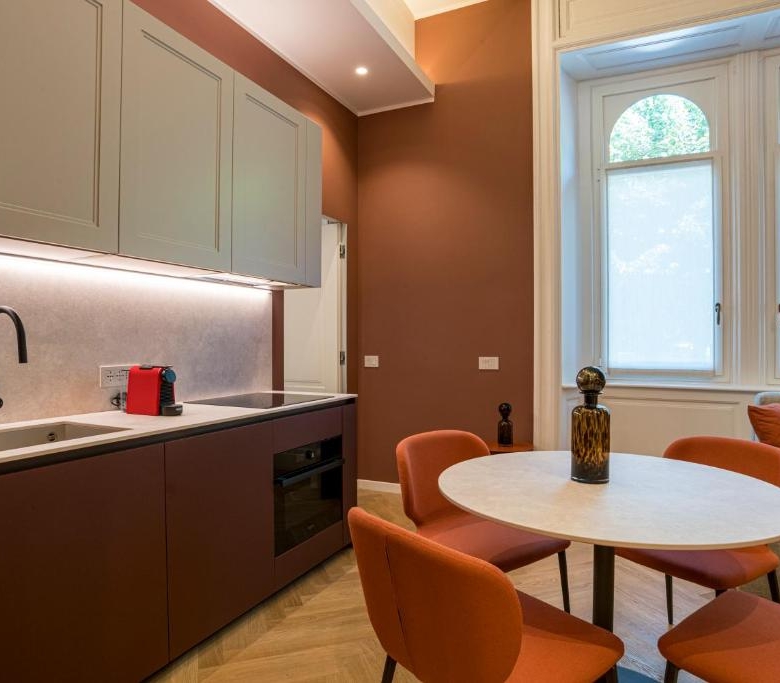 Cucina attrezzata con tavolo da pranzo
