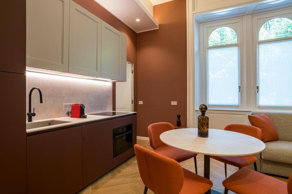 Cucina attrezzata con tavolo da pranzo Cucina attrezzata con tavolo da pranzo