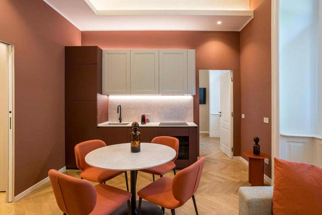 Cucina moderna con zona pranzo Cucina moderna con zona pranzo