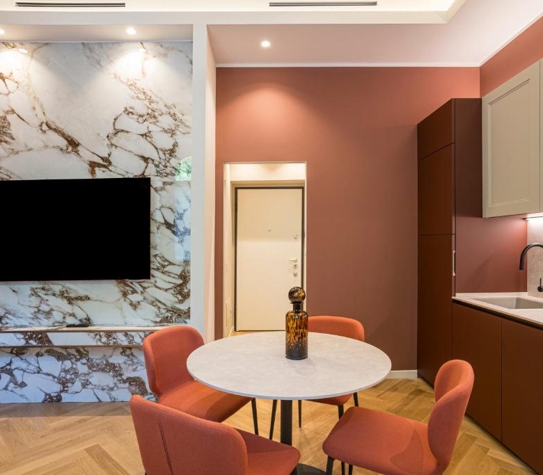 Zona giorno con cucina e TV