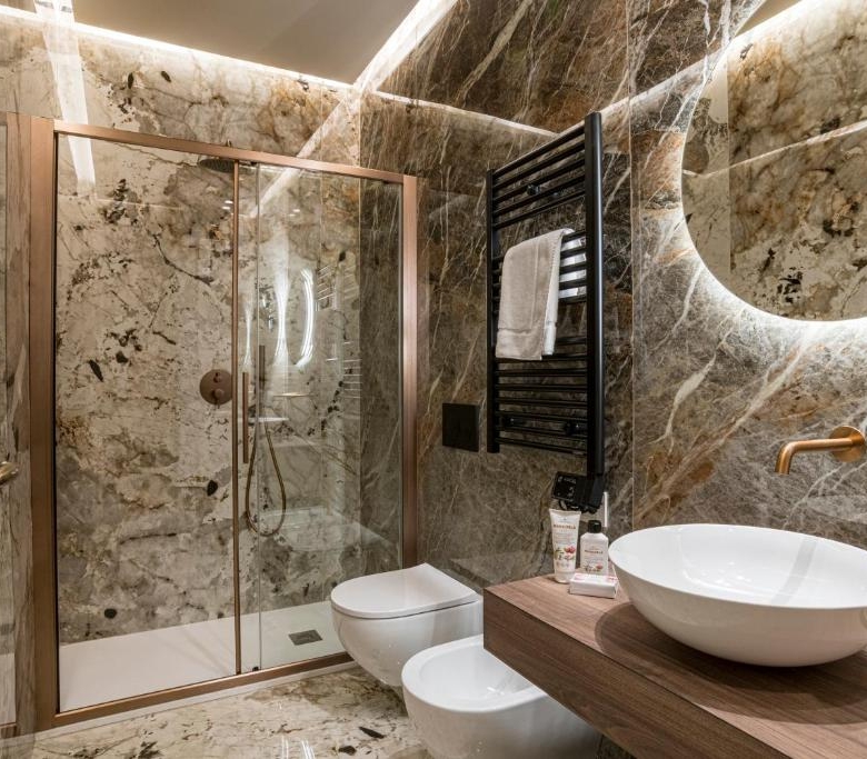Bagno moderno con doccia in marmo
