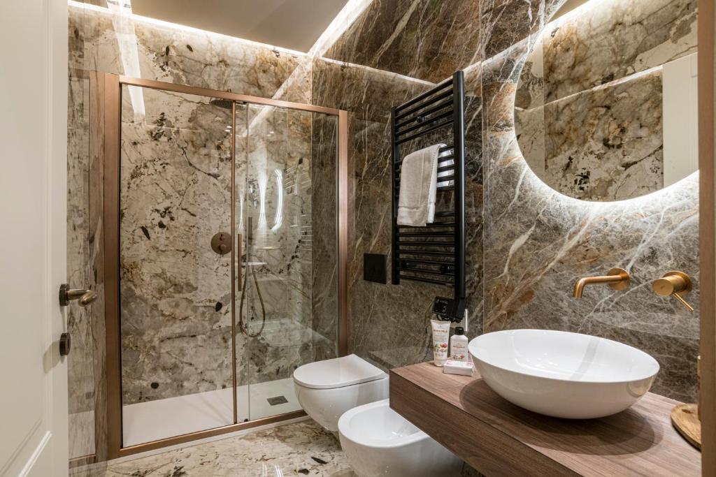 Bagno moderno con doccia in marmo