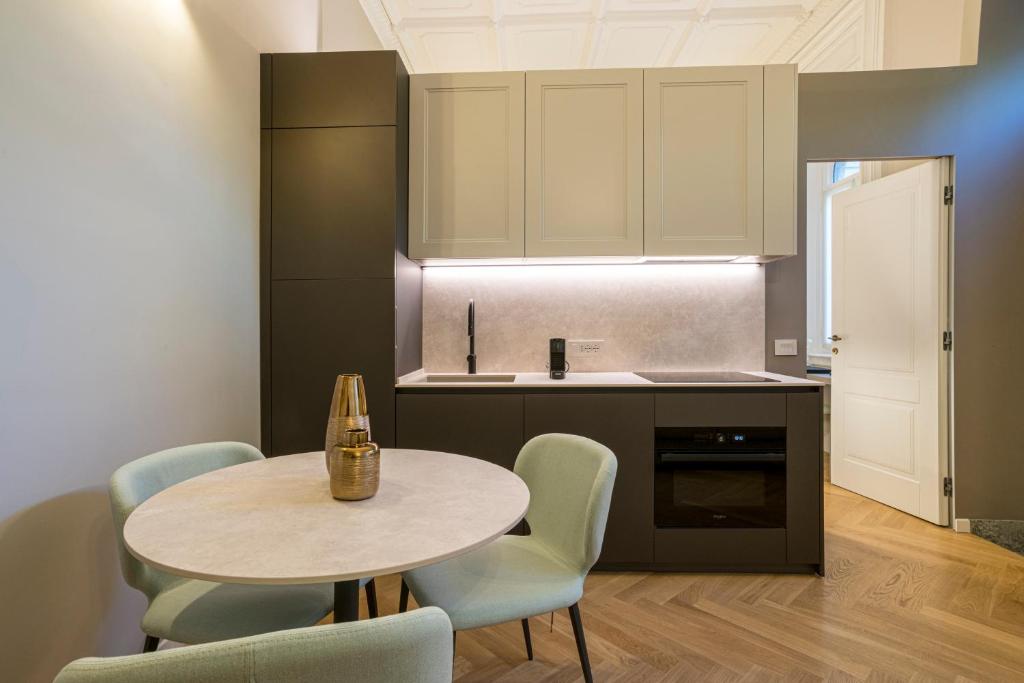 Zona pranzo con cucina attrezzata