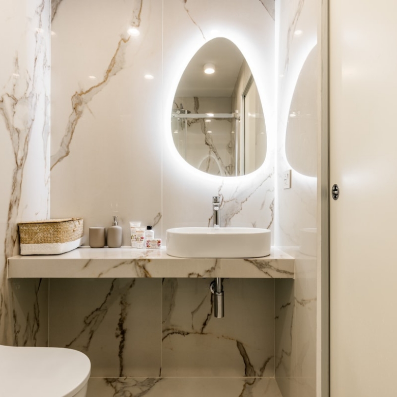 07-bagno-marmo-lavabo-design-dimora-montenapo-milano