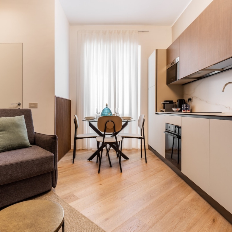 14-zona-giorno-cucina-lineare-appartamento-lusso-milano