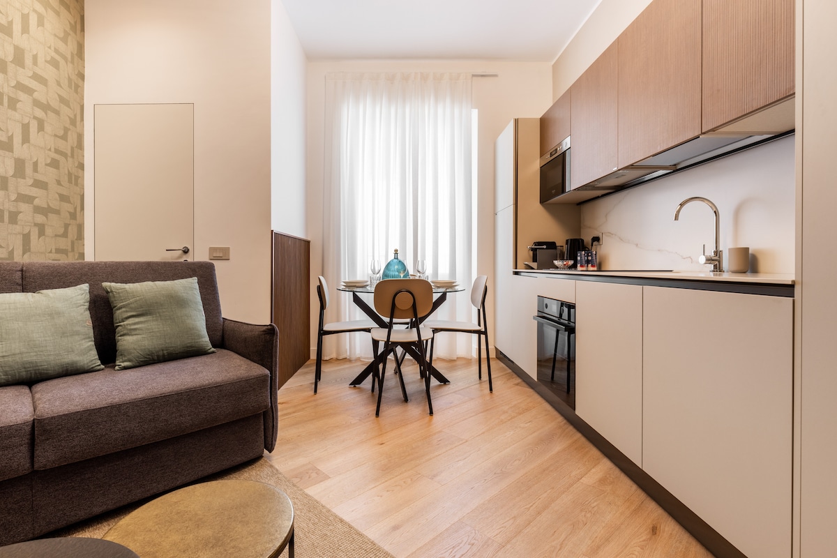 14-zona-giorno-cucina-lineare-appartamento-lusso-milano