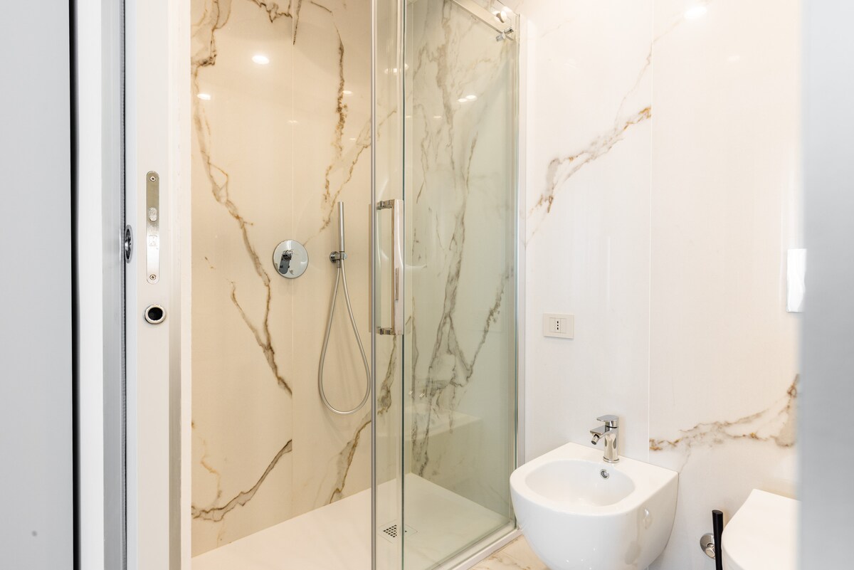 18-bagno-marmo-doccia-bidet-appartamento-milano-centro